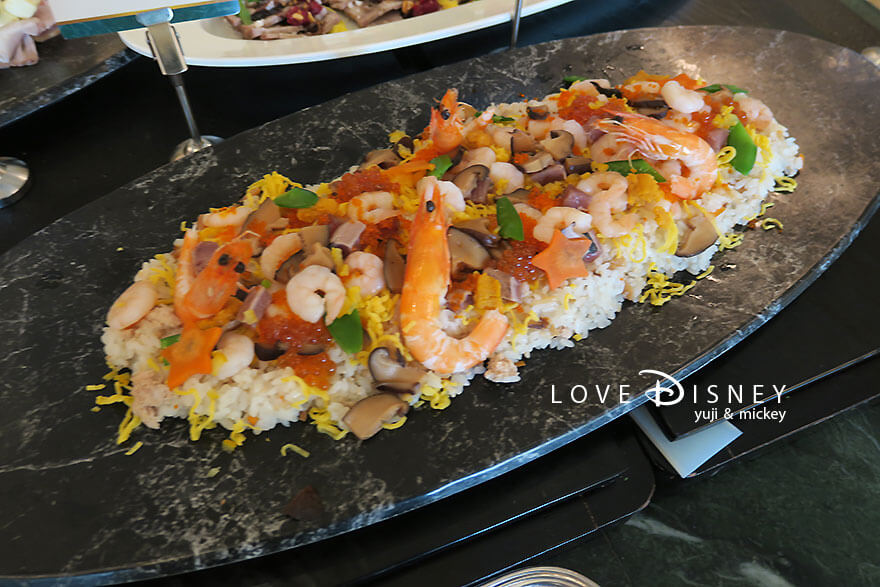 東京ディズニーランドホテル、シャーウッドガーデン・レストラン「ディズニー・クリスマス2025、スペシャルブッフェ」冷たい料理（五目ちらし寿司）