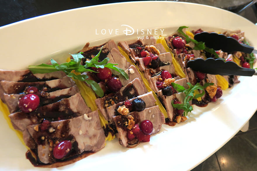 東京ディズニーランドホテル、シャーウッドガーデン・レストラン「ディズニー・クリスマス2025、スペシャルブッフェ」冷たい料理（ポークマリネバルサミコベリーソース）