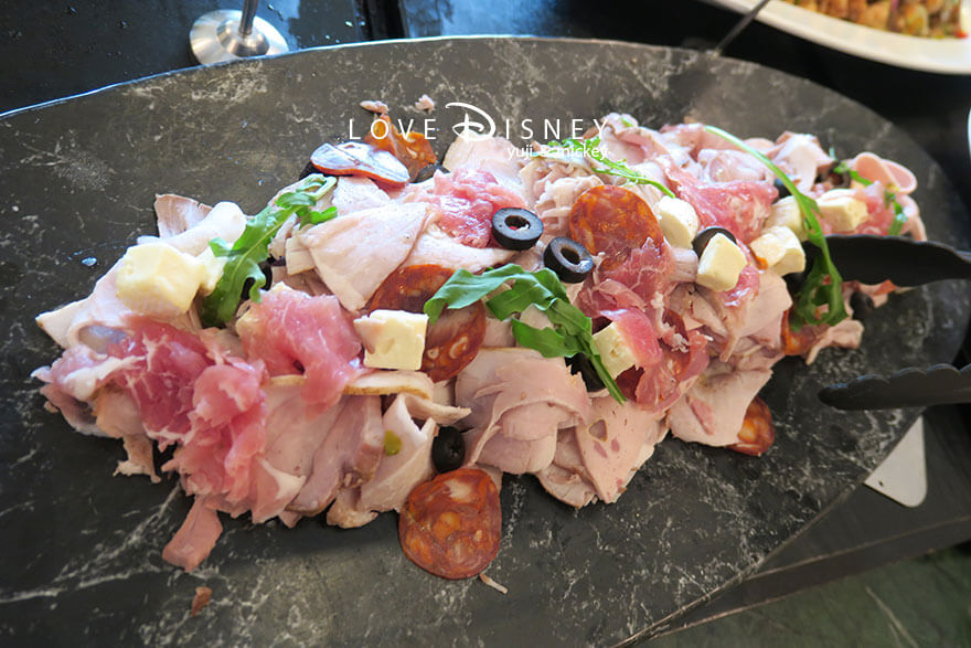 東京ディズニーランドホテル、シャーウッドガーデン・レストラン「ディズニー・クリスマス2025、スペシャルブッフェ」冷たい料理（特製ジャンボンとカマンベールの盛り合わせ）