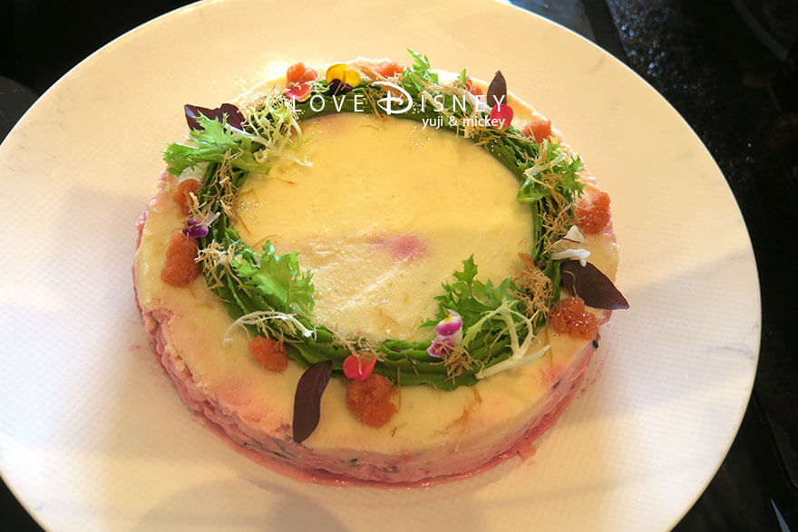 東京ディズニーランドホテル、シャーウッドガーデン・レストラン「ディズニー・クリスマス2025、スペシャルブッフェ」冷たい料理（明太子風味のポテトサラダ）