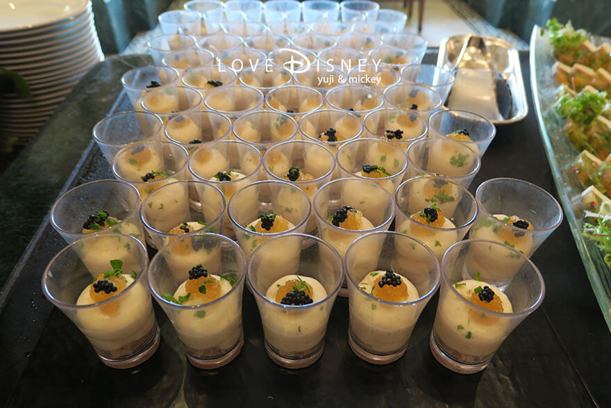 東京ディズニーランドホテル、シャーウッドガーデン・レストラン「ディズニー・クリスマス2025、スペシャルブッフェ」冷たい料理（カリフラワームースと紅ズワイ蟹のサラダ）