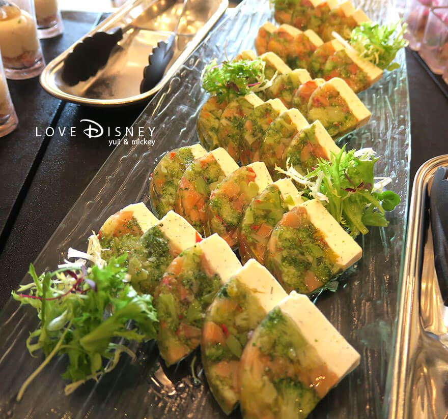 東京ディズニーランドホテル、シャーウッドガーデン・レストラン「ディズニー・クリスマス2025、スペシャルブッフェ」冷たい料理（スモークサーモンとクリームチーズのアスピック）