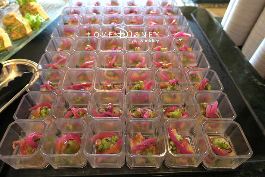 東京ディズニーランドホテル、シャーウッドガーデン・レストラン「ディズニー・クリスマス2025、スペシャルブッフェ」冷たい料理（糀味噌香る鴨むね肉のロースト）