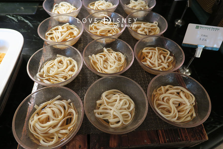 東京ディズニーランドホテル、シャーウッドガーデン・レストラン「ディズニー・クリスマス2025、スペシャルブッフェ」冷たい料理（うどん）