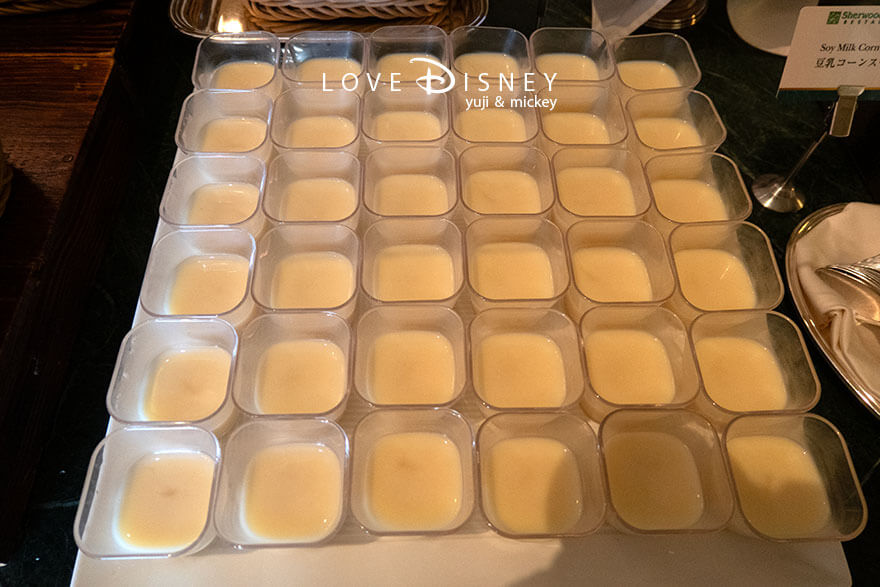 東京ディズニーランドホテル、シャーウッドガーデン・レストラン「ディズニー・クリスマス2025、スペシャルブッフェ」冷たい料理（豆乳コーンスープ）