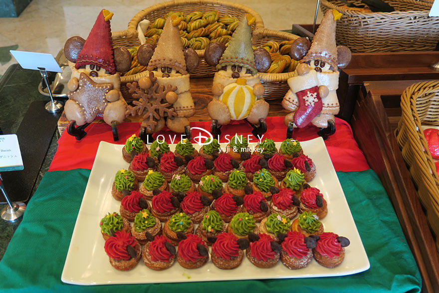 東京ディズニーランドホテル、シャーウッドガーデン・レストラン「ディズニー・クリスマス2025、スペシャルブッフェ」パン（ルバーブとラズベリーデニッシュ/ルバーブとピスタチオデニッシュ）