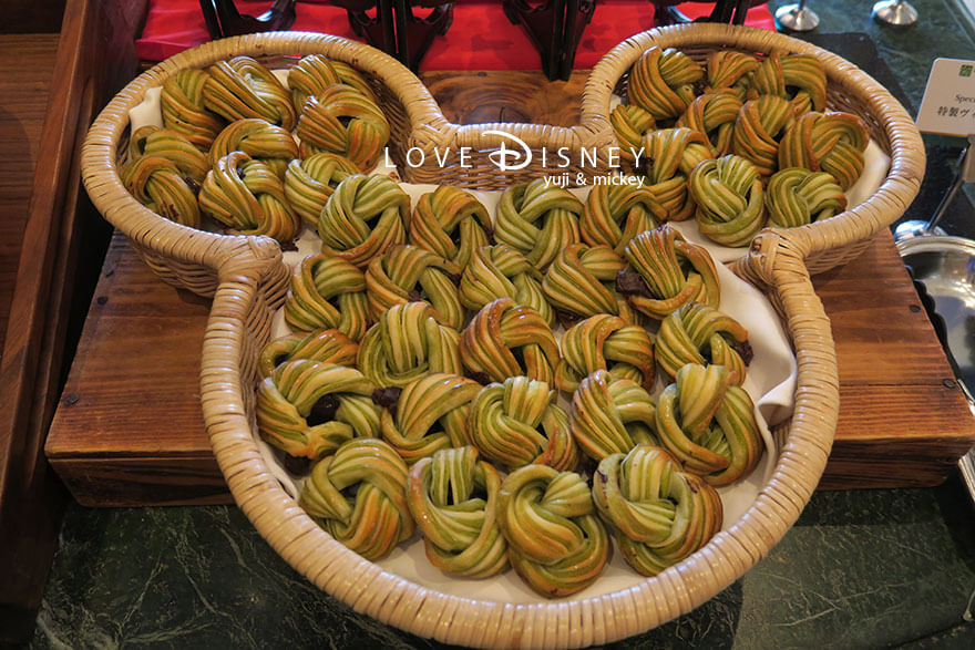 東京ディズニーランドホテル、シャーウッドガーデン・レストラン「ディズニー・クリスマス2025、スペシャルブッフェ」パン（特製ヴィエノワズリー）