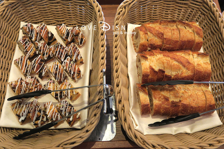 東京ディズニーランドホテル、シャーウッドガーデン・レストラン「ディズニー・クリスマス2025、スペシャルブッフェ」パン（モーンブロッツェン/バゲット）