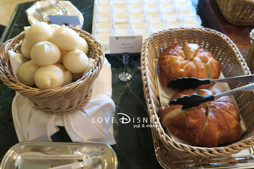 東京ディズニーランドホテル、シャーウッドガーデン・レストラン「ディズニー・クリスマス2025、スペシャルブッフェ」パン（ホワイトブレッド/フォカッチャ）