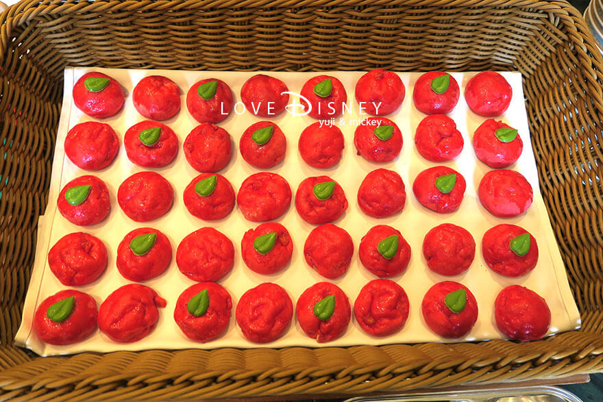 東京ディズニーランドホテル、シャーウッドガーデン・レストラン「ディズニー・クリスマス2025、スペシャルブッフェ」パン（リンゴブレッド）