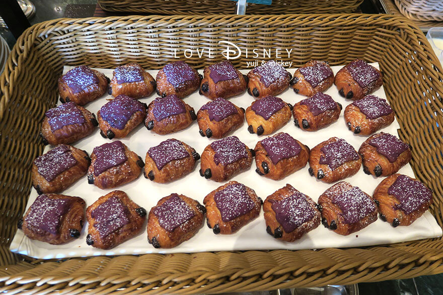 東京ディズニーランドホテル、シャーウッドガーデン・レストラン「ディズニー・クリスマス2025、スペシャルブッフェ」パン（カシスとチョコレートデニッシュ）
