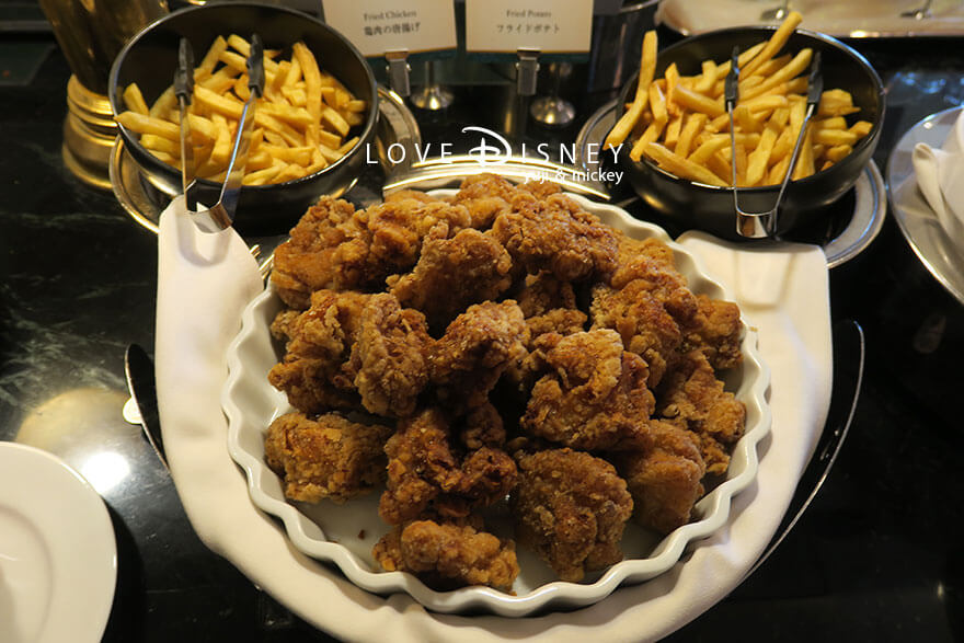 東京ディズニーランドホテル、シャーウッドガーデン・レストラン「ディズニー・クリスマス2025、スペシャルブッフェ」温かい料理（鶏肉の唐揚げ/フライドポテト）