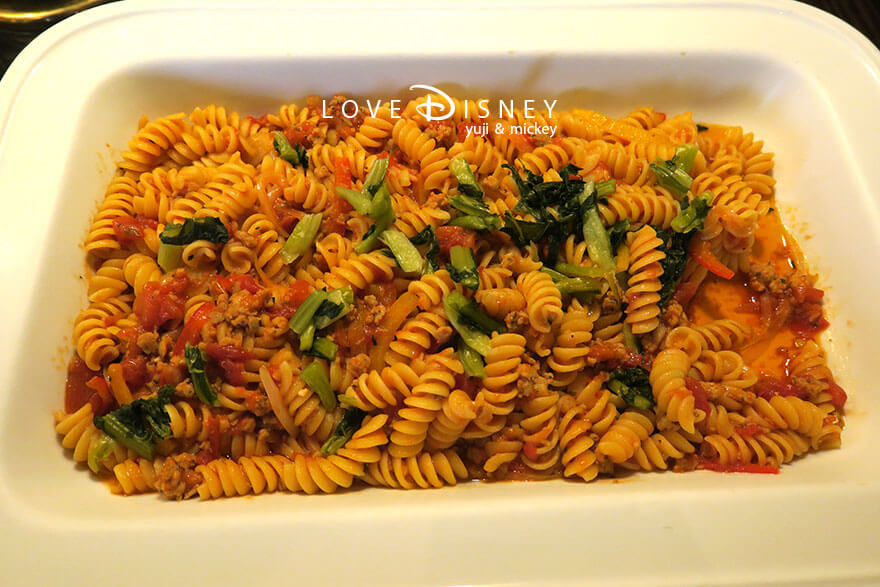 東京ディズニーランドホテル、シャーウッドガーデン・レストラン「ディズニー・クリスマス2025、スペシャルブッフェ」温かい料理（サルシッチャとアンチョヴィのぺぺナータ風フジッリ）