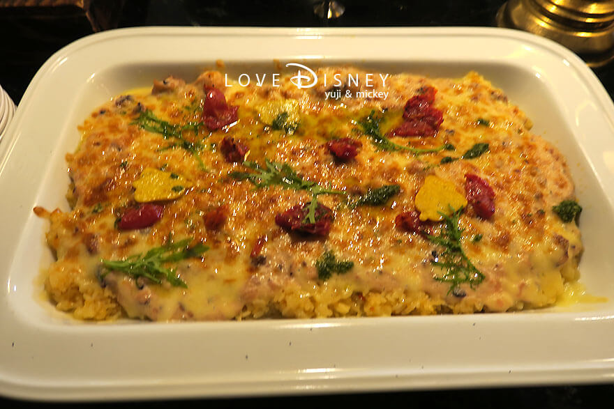 東京ディズニーランドホテル、シャーウッドガーデン・レストラン「ディズニー・クリスマス2025、スペシャルブッフェ」温かい料理（シーフードラグードリア）