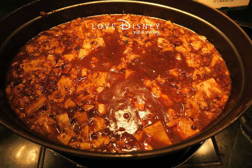 東京ディズニーランドホテル、シャーウッドガーデン・レストラン「ディズニー・クリスマス2025、スペシャルブッフェ」温かい料理（四川風麻婆豆腐）