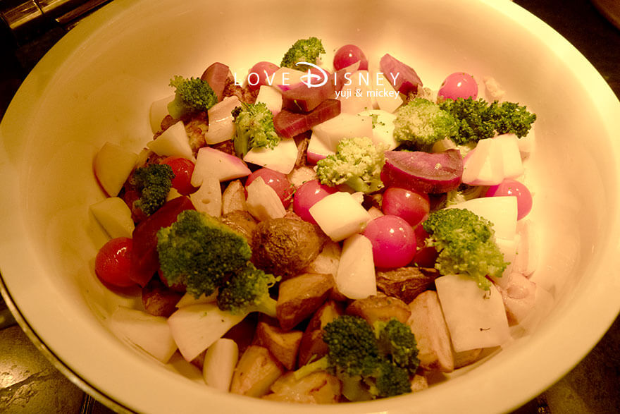 東京ディズニーランドホテル、シャーウッドガーデン・レストラン「ディズニー・クリスマス2025、スペシャルブッフェ」温かい料理（温野菜）