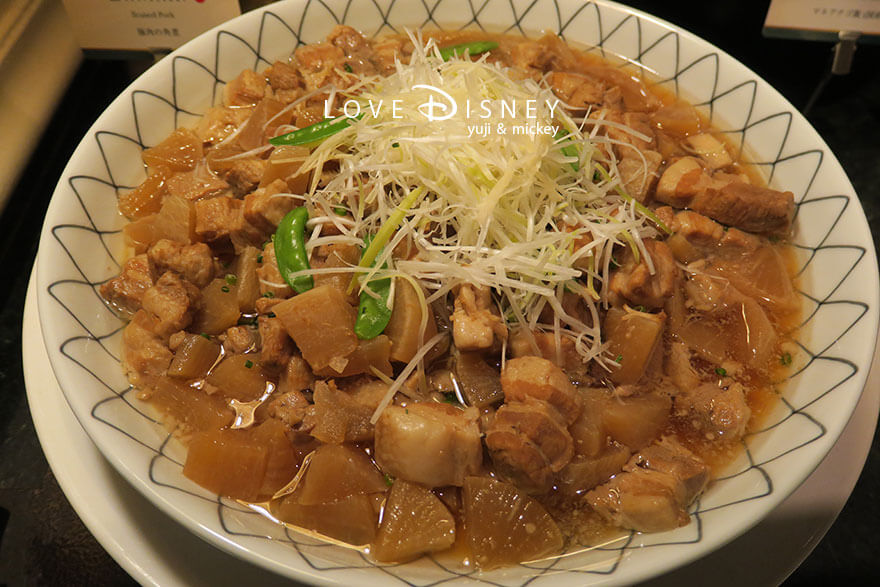 東京ディズニーランドホテル、シャーウッドガーデン・レストラン「ディズニー・クリスマス2025、スペシャルブッフェ」温かい料理（豚肉の角煮）