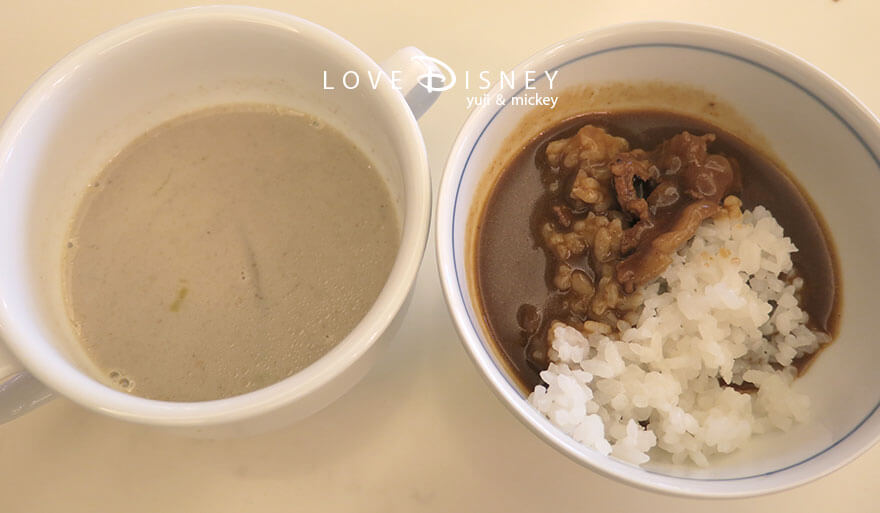 東京ディズニーランドホテル、シャーウッドガーデン・レストラン「ディズニー・クリスマス2025、スペシャルブッフェ」温かい料理（根菜のチャウダー/ビーフカリー/ライス）