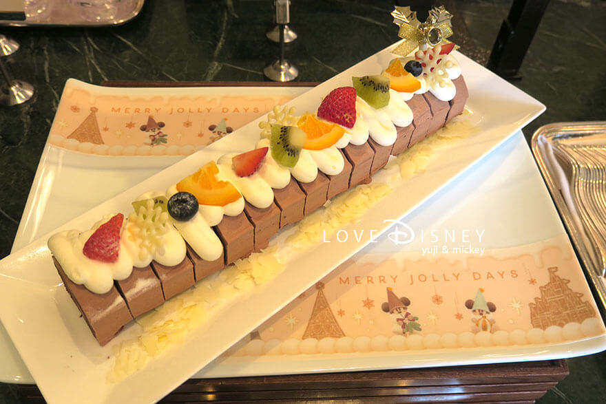 東京ディズニーランドホテル、シャーウッドガーデン・レストラン「ディズニー・クリスマス2025、スペシャルブッフェ」デザート（ブッシュ・ド・ノエル）