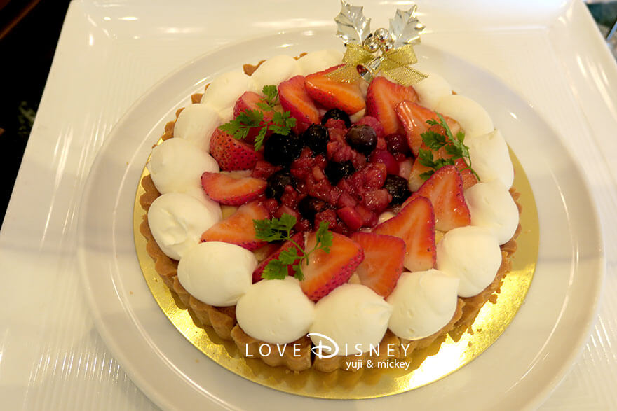 東京ディズニーランドホテル、シャーウッドガーデン・レストラン「ディズニー・クリスマス2025、スペシャルブッフェ」デザート（ベリータルト）