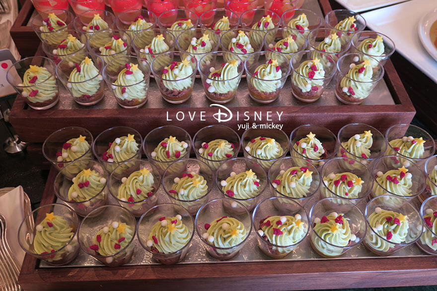 東京ディズニーランドホテル、シャーウッドガーデン・レストラン「ディズニー・クリスマス2025、スペシャルブッフェ」デザート（ピスタチオムース）