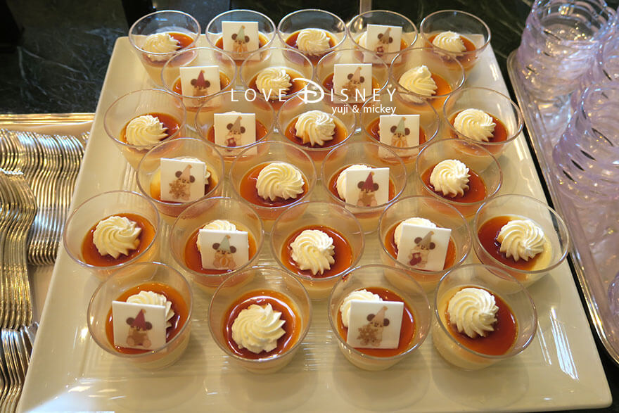 東京ディズニーランドホテル、シャーウッドガーデン・レストラン「ディズニー・クリスマス2025、スペシャルブッフェ」デザート（クレームキャラメル）