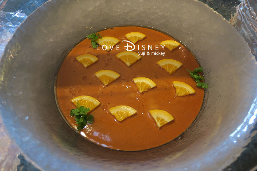 東京ディズニーランドホテル、シャーウッドガーデン・レストラン「ディズニー・クリスマス2025、スペシャルブッフェ」デザート（紅茶のパンナ・コッタ）