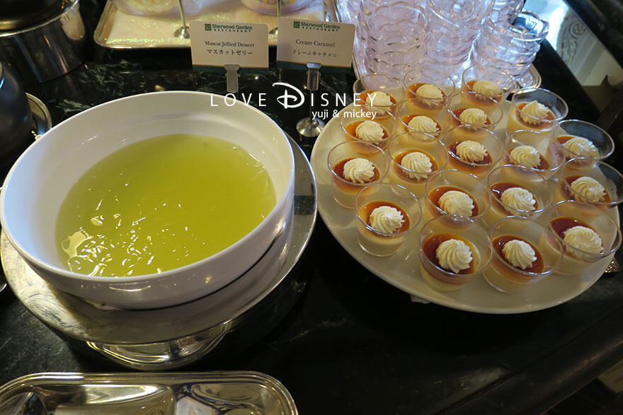 東京ディズニーランドホテル、シャーウッドガーデン・レストラン「ディズニー・クリスマス2025、スペシャルブッフェ」デザート（マスカットゼリー/クレームキャラメル）