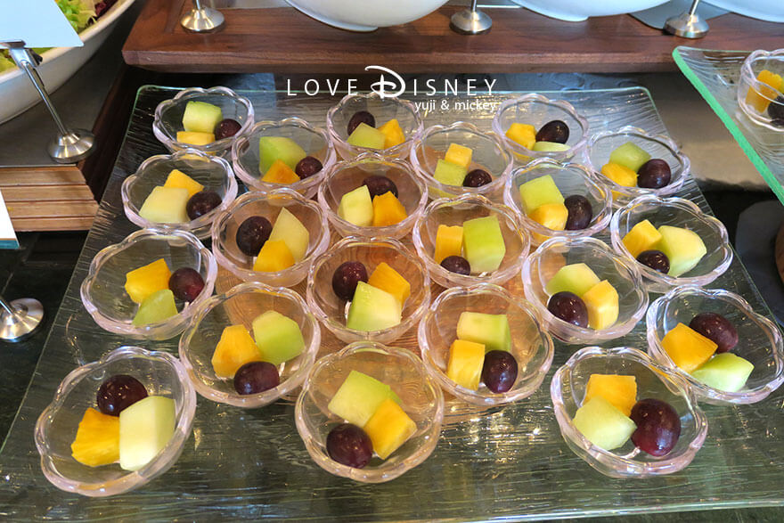 東京ディズニーランドホテル、シャーウッドガーデン・レストラン「ディズニー・クリスマス2025、スペシャルブッフェ」デザート（フルーツ）
