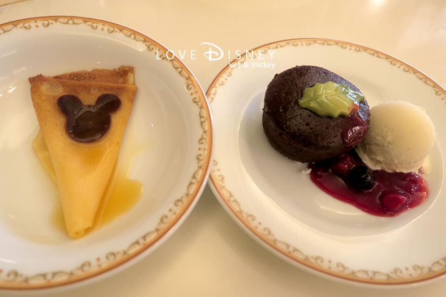 東京ディズニーランドホテル、シャーウッドガーデン・レストラン「ディズニー・クリスマス2025、スペシャルブッフェ」デザート（クレープシュゼット/フォンダンショコラバニアアイス添え）
