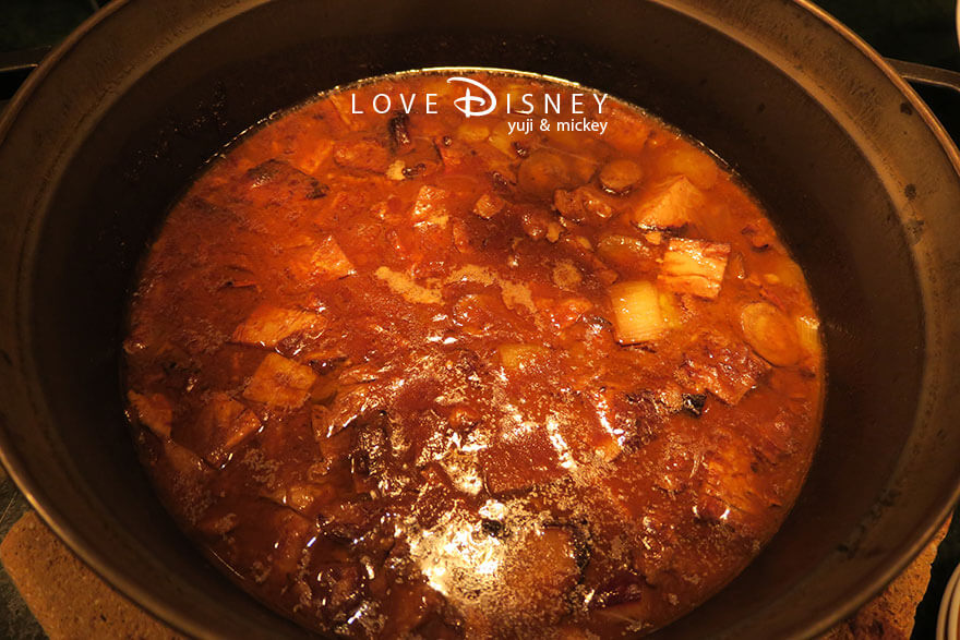 東京ディズニーランドホテル、シャーウッドガーデン・レストラン「ディズニー・クリスマス2025、スペシャルブッフェ」温かい料理（牛バラ肉の和風赤ワイン煮）