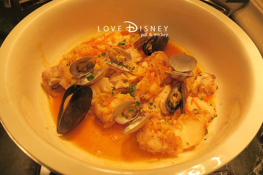 東京ディズニーランドホテル、シャーウッドガーデン・レストラン「ディズニー・クリスマス2025、スペシャルブッフェ」温かい料理（真鱈のムニエルブイヤベース風）