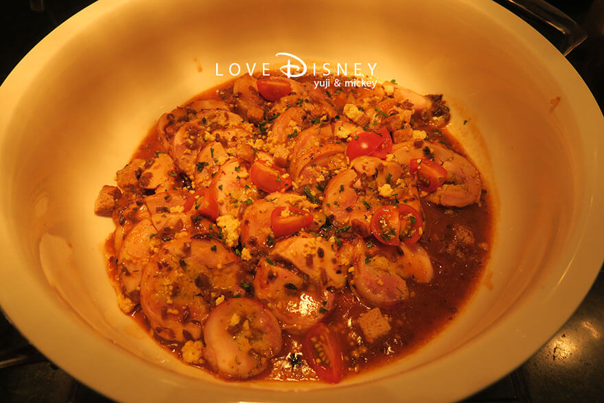 東京ディズニーランドホテル、シャーウッドガーデン・レストラン「ディズニー・クリスマス2025、スペシャルブッフェ」温かい料理（チキンパロティーヌマレンゴ風）