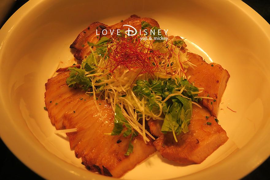 東京ディズニーランドホテル、シャーウッドガーデン・レストラン「ディズニー・クリスマス2025、スペシャルブッフェ」温かい料理（スターアニス香る豚トロのロースト）