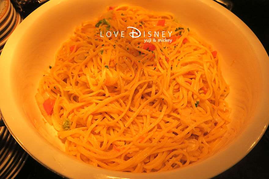 東京ディズニーランドホテル、シャーウッドガーデン・レストラン「ディズニー・クリスマス2025、スペシャルブッフェ」温かい料理（柚子香る紅ズワイ蟹と白菜のアーリオ・オーリオ）