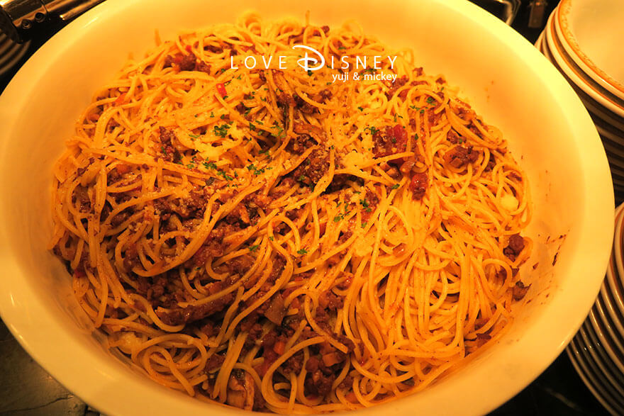東京ディズニーランドホテル、シャーウッドガーデン・レストラン「ディズニー・クリスマス2025、スペシャルブッフェ」温かい料理（特製スパゲティボロネーゼ）