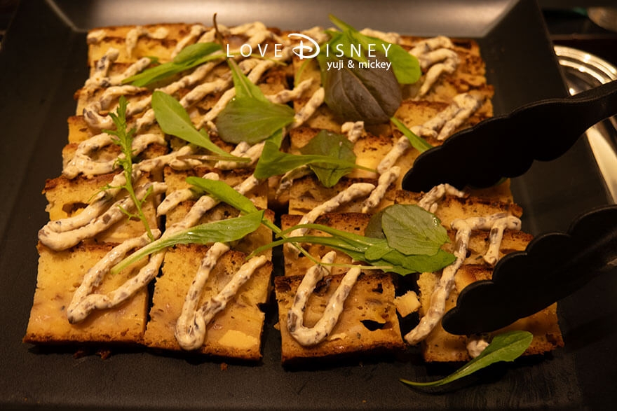 ディズニーアンバサダーホテル、シェフ・ミッキー「ディズニー・クリスマス2025ディナーブッフェ」冷たい料理(3種類のチーズとマッシュルームのケークサレ)