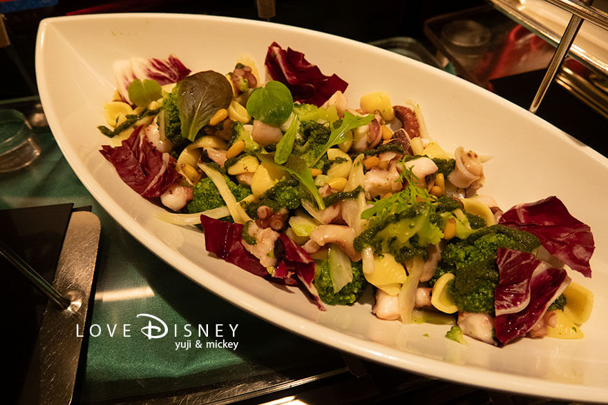 ディズニーアンバサダーホテル、シェフ・ミッキー「ディズニー・クリスマス2025ディナーブッフェ」冷たい料理(タコとブロッコリー大葉のグリーソース仕立て)