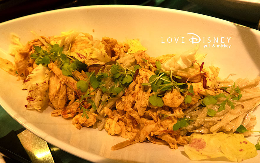 ディズニーアンバサダーホテル、シェフ・ミッキー「ディズニー・クリスマス2025ディナーブッフェ」冷たい料理(スパイシーチキン牛蒡とクルミ)