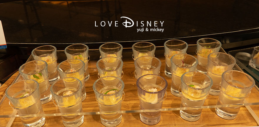 ディズニーアンバサダーホテル、シェフ・ミッキー「ディズニー・クリスマス2025ディナーブッフェ」冷たい料理(紅ズワイ蟹とカリフラワームース)