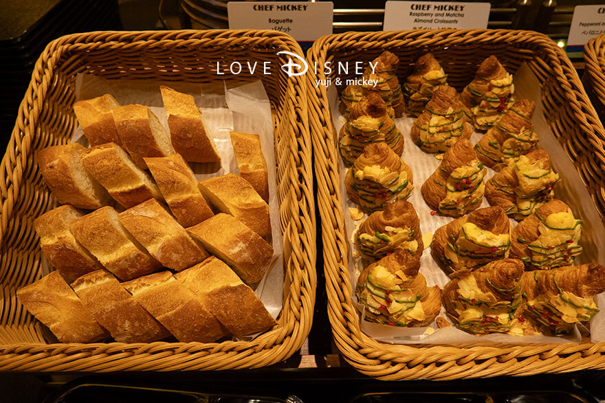 ディズニーアンバサダーホテル、シェフ・ミッキー「ディズニー・クリスマス2025ディナーブッフェ」パン（バゲット/ラズベリーと抹茶のアーモンドクロワッサン）