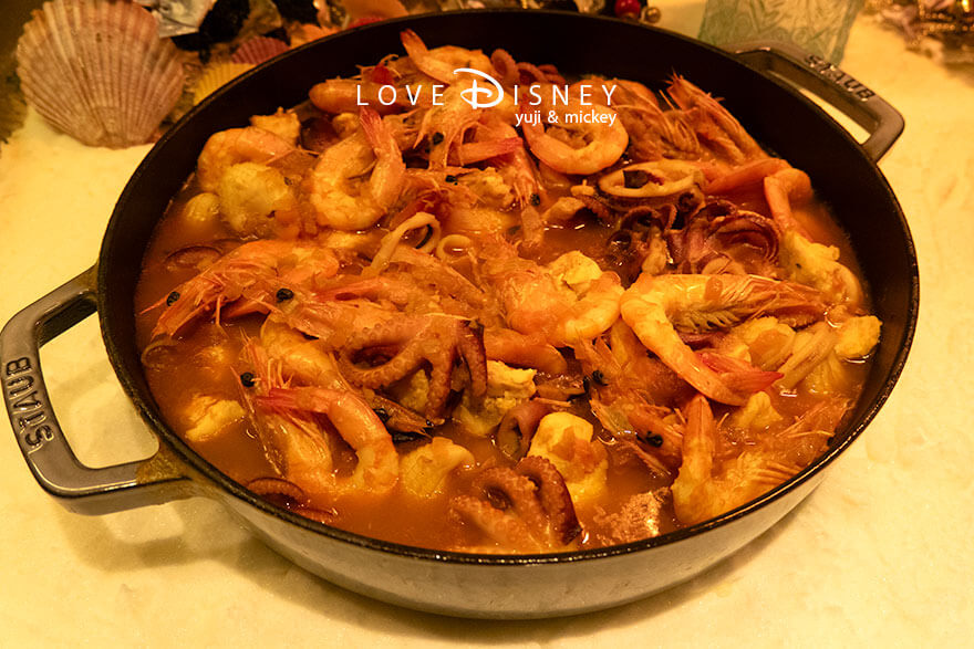 ディズニーアンバサダーホテル、シェフ・ミッキー「ディズニー・クリスマス2025ディナーブッフェ」温かい料理(ブイヤベース)