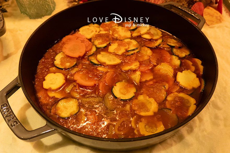 ディズニーアンバサダーホテル、シェフ・ミッキー「ディズニー・クリスマス2025ディナーブッフェ」温かい料理（ブイヤベース）