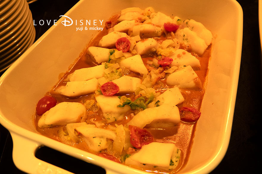 ディズニーアンバサダーホテル、シェフ・ミッキー「ディズニー・クリスマス2025ディナーブッフェ」温かい料理(白身魚とシュリンプのスチーム白菜のプレゼニューバーグソース)