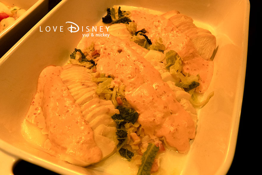 ディズニーアンバサダーホテル、シェフ・ミッキー「ディズニー・クリスマス2025ディナーブッフェ」温かい料理(国産鶏むね肉の低温ローストパンチェッタとチリメンキャベツオランデーズソース)