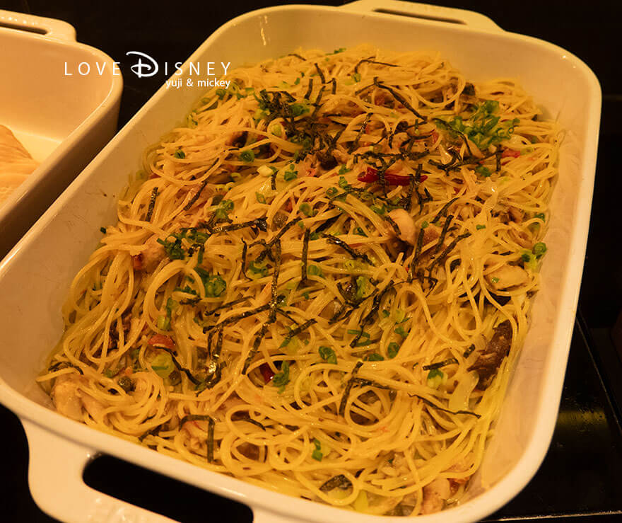 ディズニーアンバサダーホテル、シェフ・ミッキー「ディズニー・クリスマス2025ディナーブッフェ」温かい料理(パスタ鯖と青ネギのアーリオ・オーリオ)