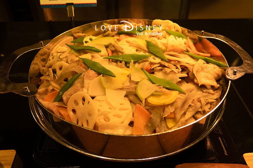 ディズニーアンバサダーホテル、シェフ・ミッキー「ディズニー・クリスマス2025ディナーブッフェ」温かい料理(国産豚バラ肉と根菜の香り蒸し)