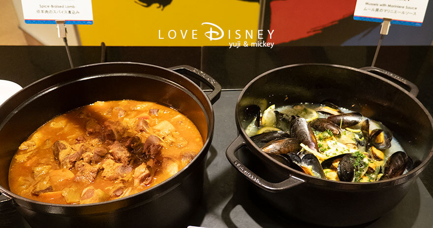 ディズニーアンバサダーホテル、シェフ・ミッキー「ディズニー・クリスマス2025ディナーブッフェ」温かい料理(仔羊肉のスパイス煮込み/ムール貝のマリニエールソース)