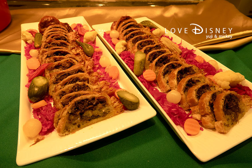 ディズニーアンバサダーホテル、シェフ・ミッキー「ディズニー・クリスマス2025ディナーブッフェ」温かい料理(牛スジ肉と茸のパイ包み焼きデミグラス風味)