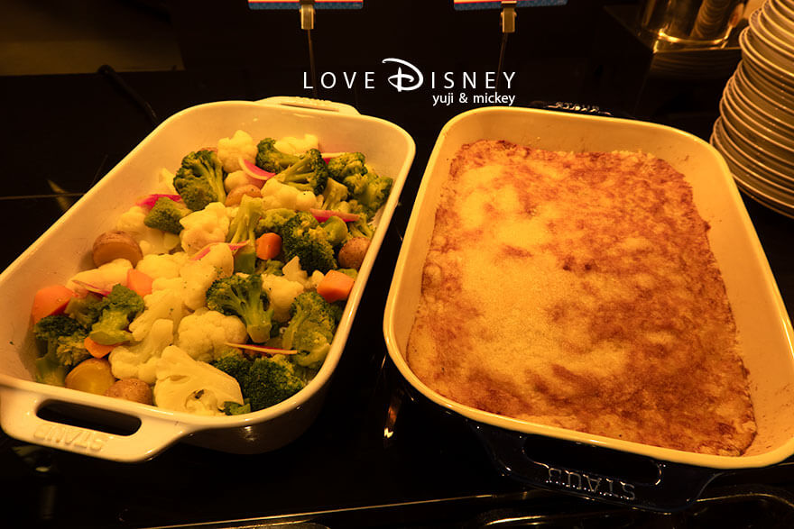 ディズニーアンバサダーホテル、シェフ・ミッキー「ディズニー・クリスマス2025ディナーブッフェ」温かい料理(スチームベジタブル/トリュフ風味のポテトグラタン)